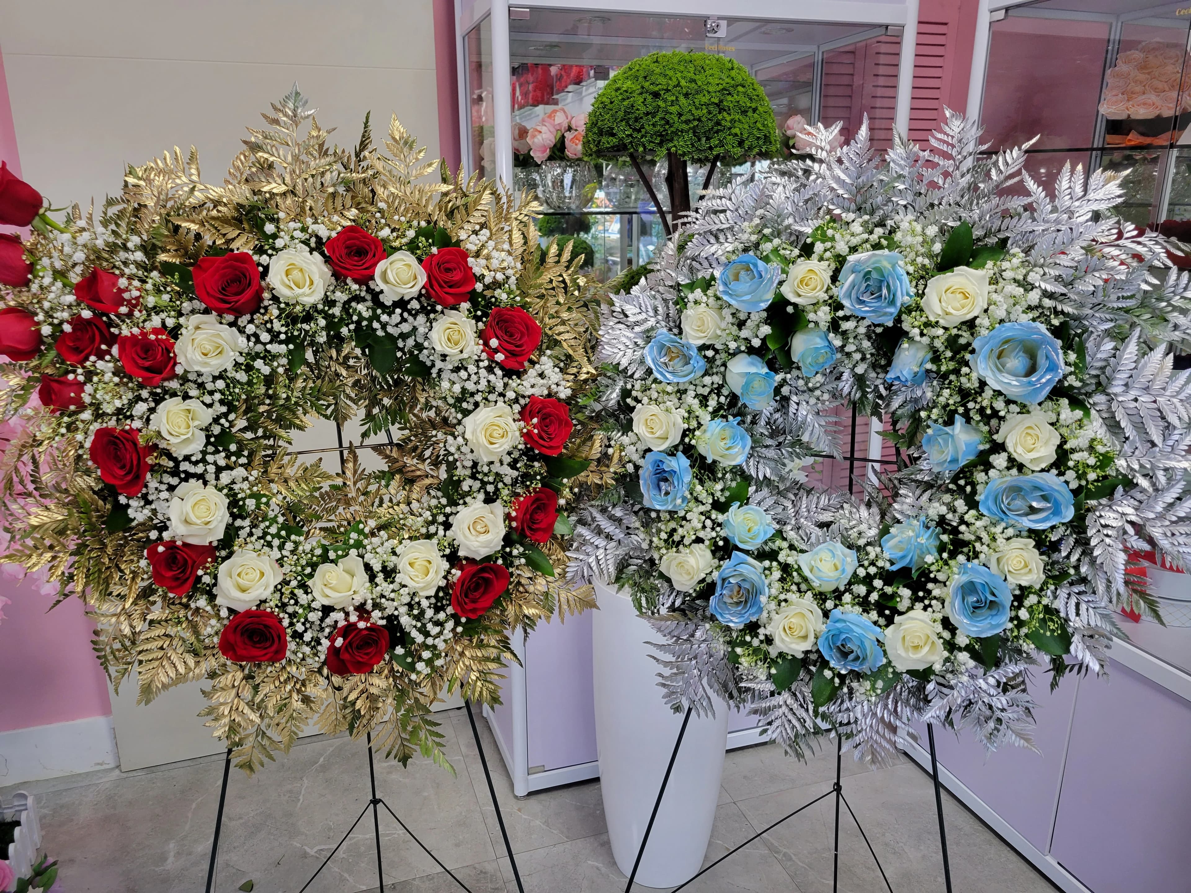 Two-color wreath to convey sympathy