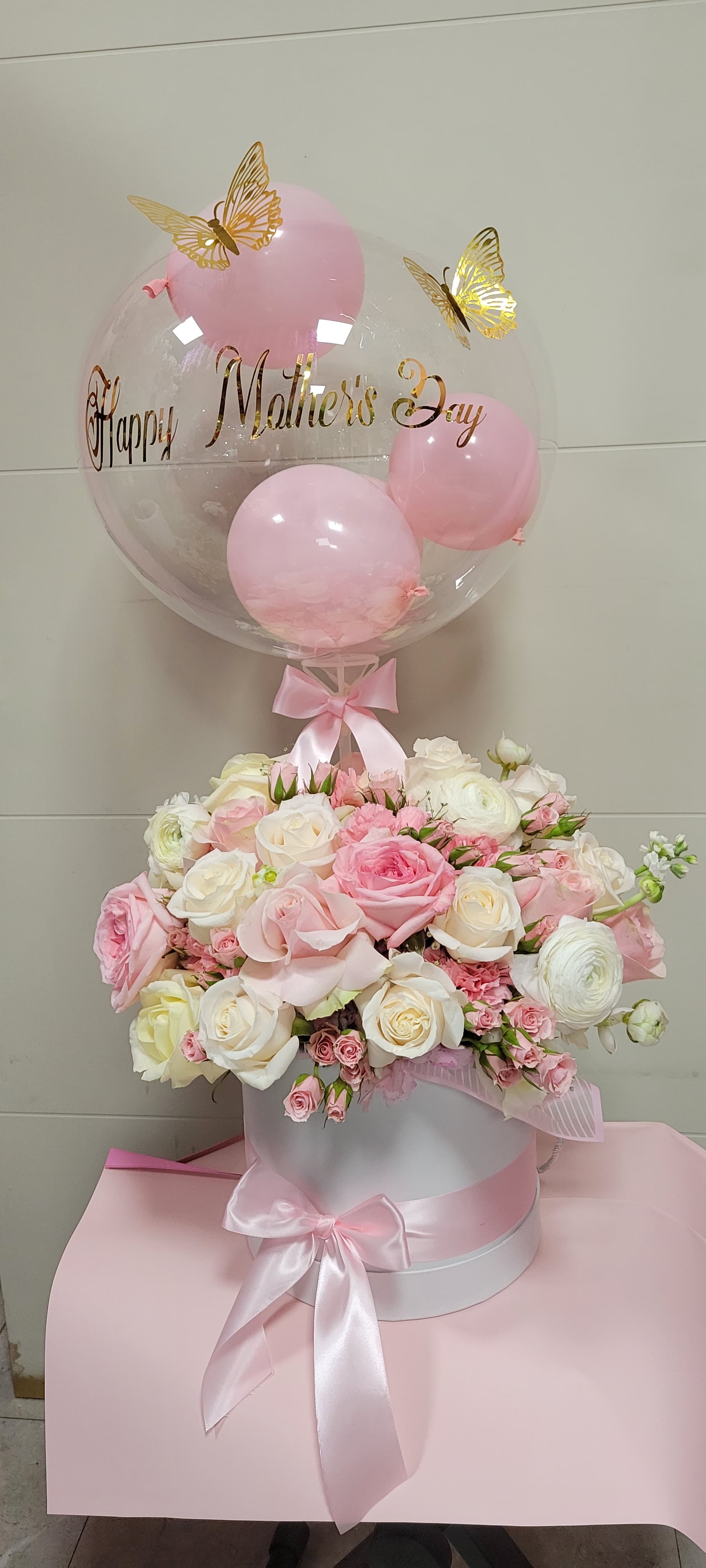 Lovely Box of Roses & Ballons